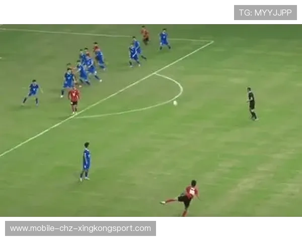 足球冷射贴地钻入死角,全场爆炸 足球冷射贴地钻入死角,全场爆炸