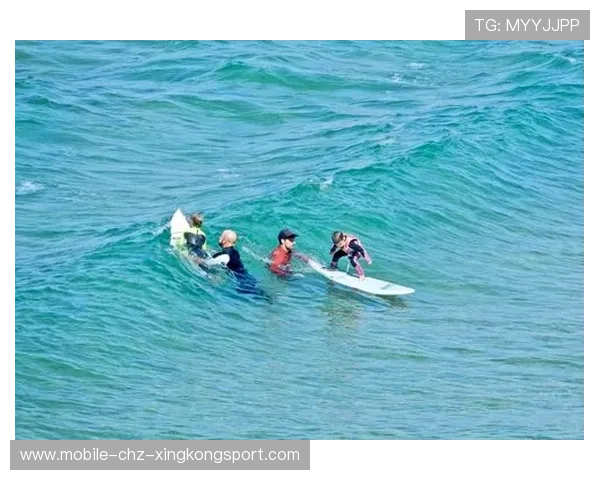 冲浪少年“单手站板”视频火遍全球，被称海上魔术师