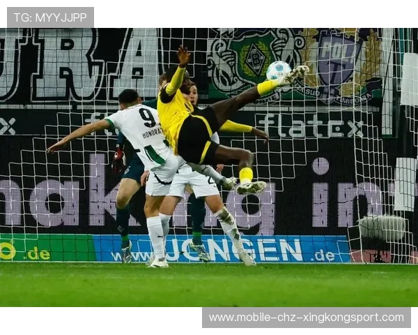 多特雷纳斜线传球助攻锋线顺势破门,完美演绎足球场上的精彩瞬间 多特雷纳斜线传球助攻锋线顺势破门,完美演绎足球场上的精彩瞬间