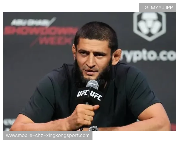 UFC选手兴奋到摔倒引全场笑，令人捧腹的一刻