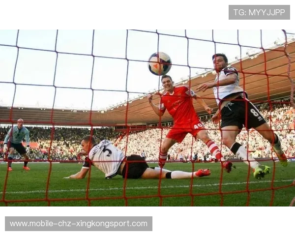 卢克·肖禁区左侧大力抽射差点破门 卢克·肖禁区左侧大力抽射差点破门