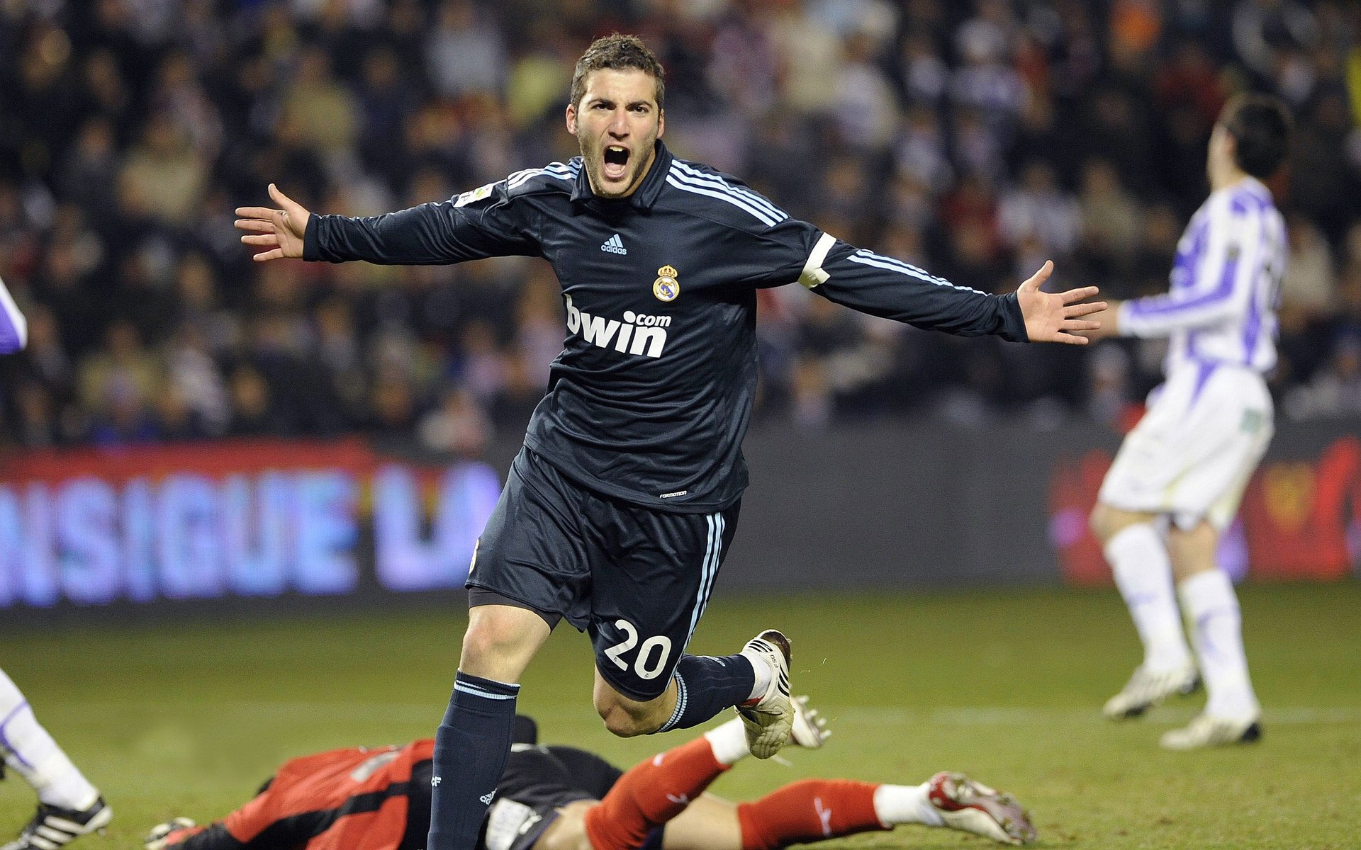 跑酷“门框到门框”家庭趣味赛 在家也能安全练习跨越